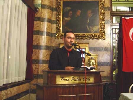 Şiir Gecesinde Ünlü Bir Konuk: Yaşar 