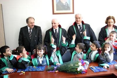 Avukatlar Gününde Minik Avukat Adayları Baroyu Ziyaret Etti