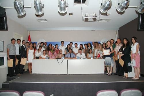 26. Dönem Hukuk İngilizcesi Ve Terminolojisi Derslerini Tamamlayanlara Katılım Belgeleri Verildi 