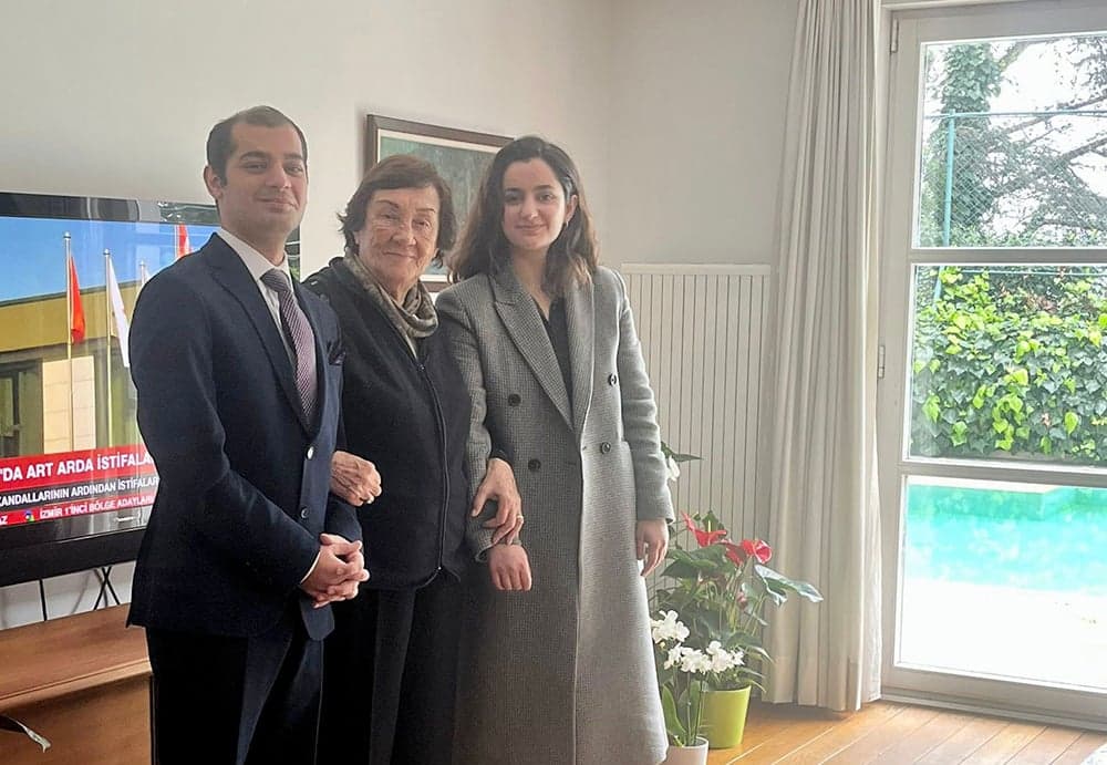 İstanbul Barosu Genç Avukatlar Merkezi Üyesi Meslektaşlarımız 5 Nisan Avukatlar Günü’nde Kıdemli Avukatları Ziyaret Etti