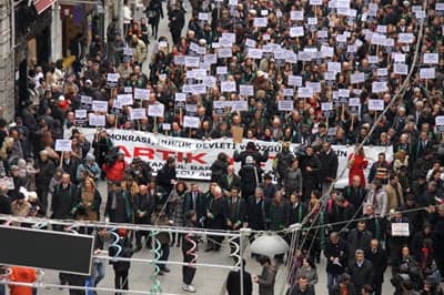 İstanbul Barosu Avukatları Ve Hukukçu Akademisyenler

Demokrasi, Hukuk Devleti Ve Özgürlükler İçin Yürüdü

