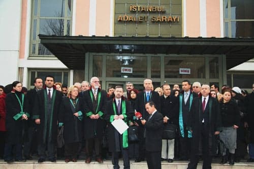 İstanbul Barosu, Öğrenci Olaylarında Orantısız Güç Kullanan Polis İçin Suç Duyurusunda Bulundu

