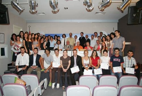 İngilizce Derslerini Tamamlayan
Katılımcılara Belgeleri Verildi