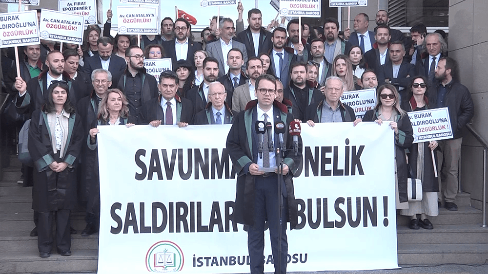 İstanbul Barosu Başkanı İbrahim Kaboğlu ve Yönetim Kurulu üyeleri, avukatların İstanbul Adliyesi önündeki açıklaması