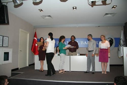 25. Dönem Hukuk İngilizcesi Ve Terminolojisi Derslerini Tamamlayanlara Katılım Belgeleri Verildi
