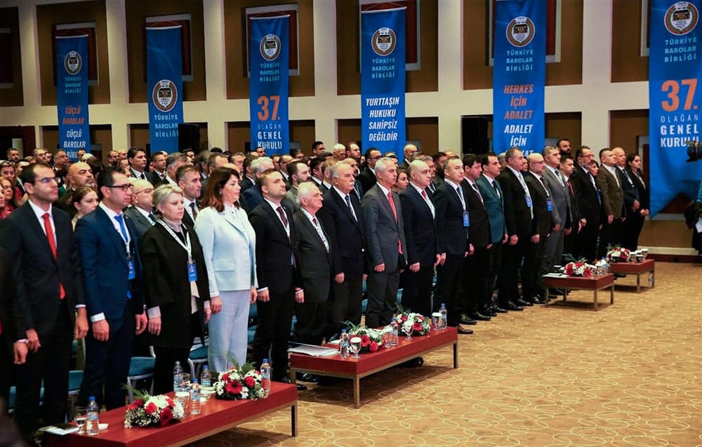 TBB Meslek Kuralları’nda Bağlı Çalışan Avukatlar  ile Stajyer Avukatlar Lehine Değişiklikler  Yapıldı