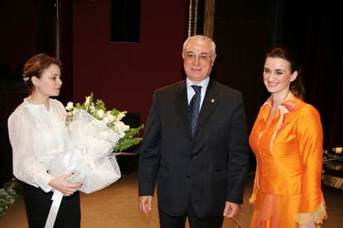 Anjelika Akbar’I Dinledik