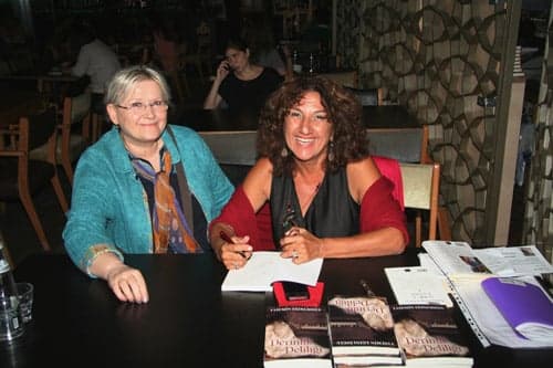 Av. Yasemin Eğinlioğlu Kitabını İmzaladı 

