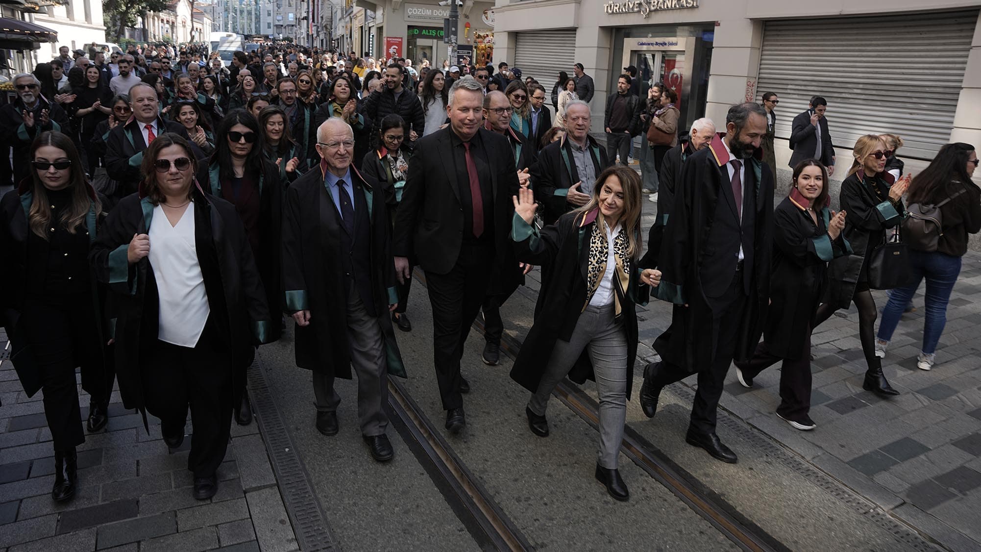 İSTANBUL’DA AVUKATLAR GÜNÜ YÜRÜYÜŞÜ: SAVUNMA SUSMADI, SUSMAYACAK