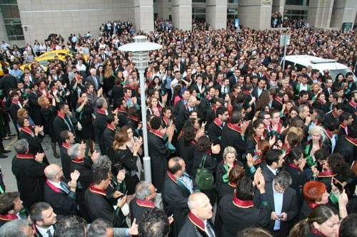 Halka Ve Avukata Yönelik Polis Şiddeti Ve Terörüne Derhal Son Verilmelidir

 - 12