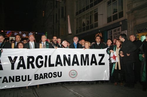 Avukata, Savunmaya Barolara Yapılan Saldırılar Düzenlenen Yürüyüşle Protesto Edildi

 - 3