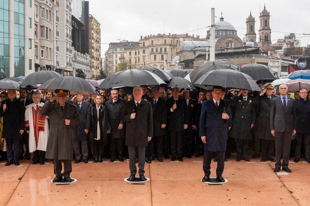 Atamızı Saygı ve Özlemle Andık - 1