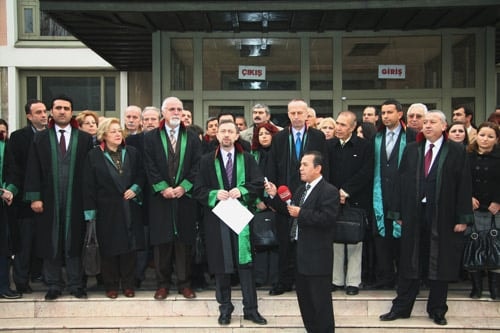 İstanbul Barosu, Öğrenci Olaylarında Orantısız Güç Kullanan Polis İçin Suç Duyurusunda Bulundu

 - 1