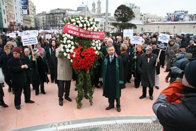 İstanbul Barosu Avukatları Ve Hukukçu Akademisyenler

Demokrasi, Hukuk Devleti Ve Özgürlükler İçin Yürüdü

 - 51