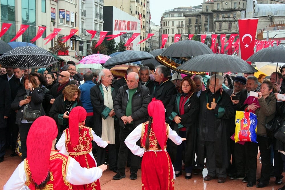 İstanbul Barosu, 23 Nisan Ulusal Egemenlik ve Çocuk Bayramında Taksim Cumhuriyet Anıtındaydı - 15