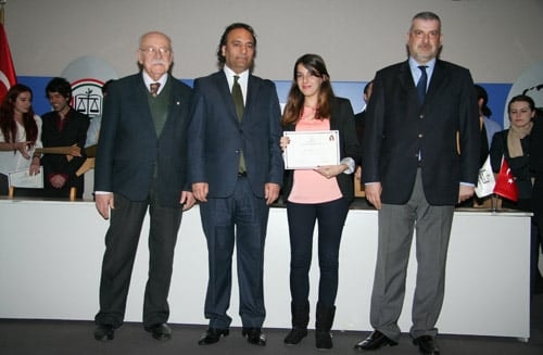 27. Dönem Hukuk İngilizcesi Ve Terminolojisi Derslerini Tamamlayan Avukat Ve Stajyer Avukatlara Katılım Belgeleri Verildi - 11