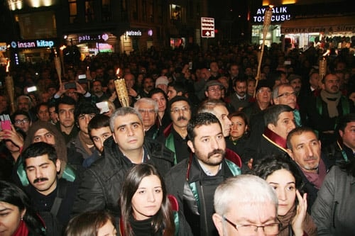 Avukata, Savunmaya Barolara Yapılan Saldırılar Düzenlenen Yürüyüşle Protesto Edildi

 - 19