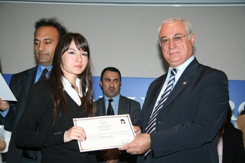 16. Dönem İngilizce Derslerine Katılanlara Katılım Belgeleri Verildi - 16