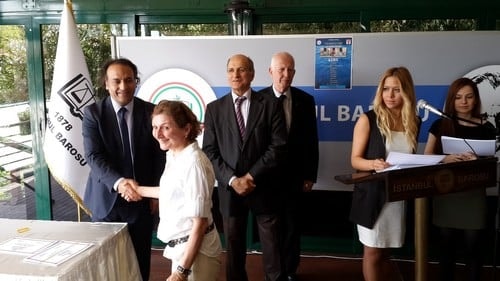 29. Dönem Hukuk İngilizcesi Ve Terminolojisi Derslerini Tamamlayanlara Katılım Belgeleri Verildi 
 - 35