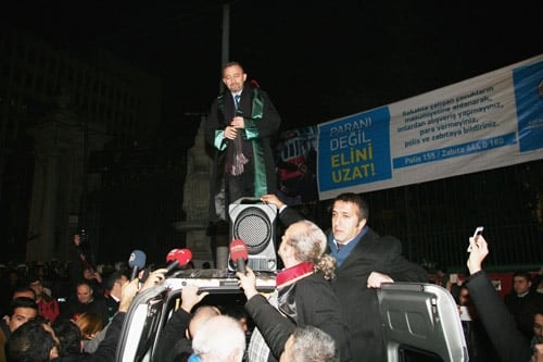 Avukata, Savunmaya Barolara Yapılan Saldırılar Düzenlenen Yürüyüşle Protesto Edildi

 - 14