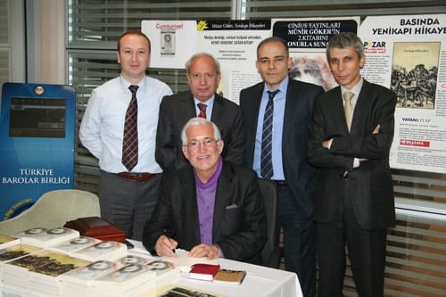 Av. Münir Göker Kitaplarını İmzaladı
 - 3