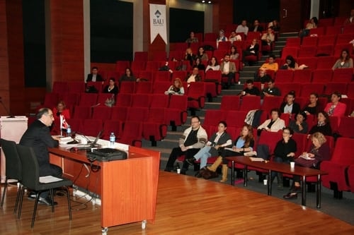 Kadın Hakları Ve Aile İçi Şiddet Konulu Sertifika Programı Devam Ediyor

 - 15