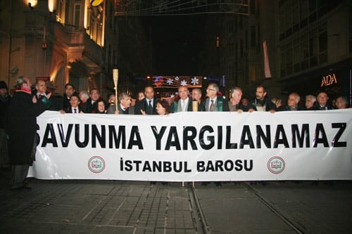 Avukata, Savunmaya Barolara Yapılan Saldırılar Düzenlenen Yürüyüşle Protesto Edildi

 - 1