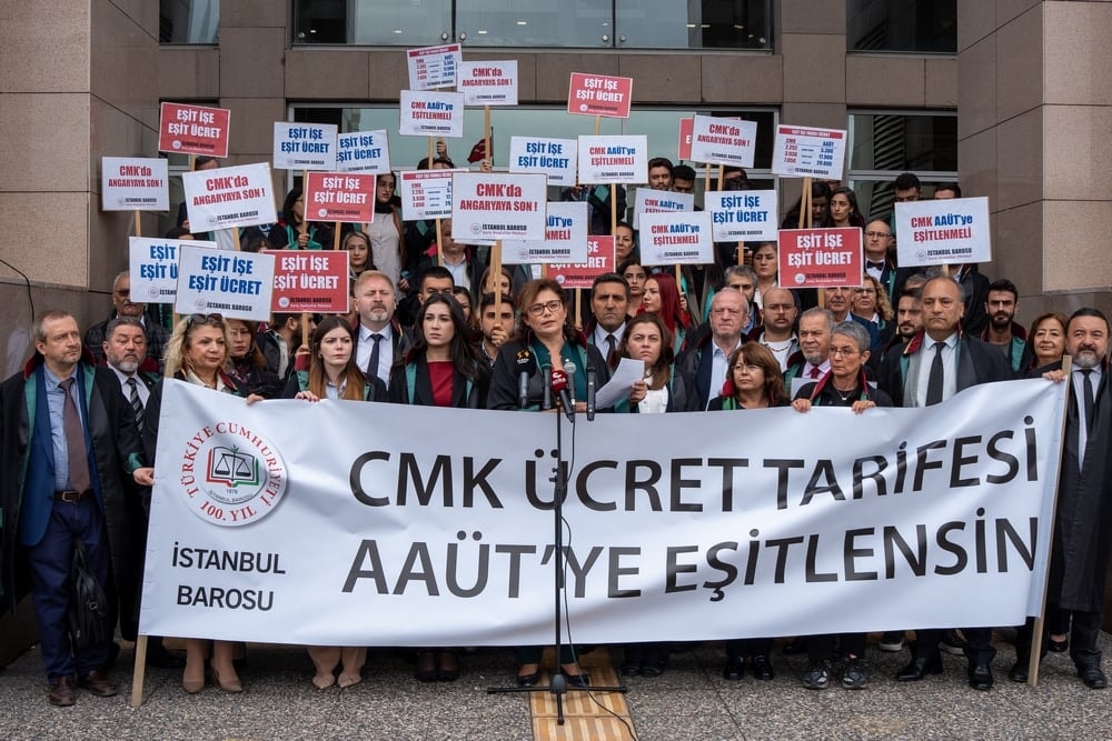 İstanbul Barosu'ndan CMK Ücret Tarifelerinin AAÜT'ye Yükseltilmesi için Çağlayan Adliyesi Önünde Basın Açıklaması