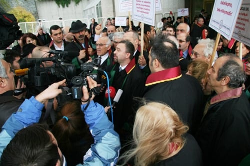 Cübbemize, Vatandaşın Hakkına Ve Hukukuna Sahip Çıkıyoruz! 

Arabuluculuğa Geçit Yok!  - 31