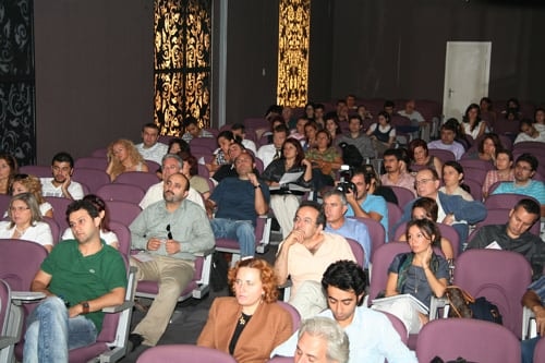 Sağlık Çalışanları, Diğerlerinden
16 Kat Daha Fazla Şiddet Görüyor - 12