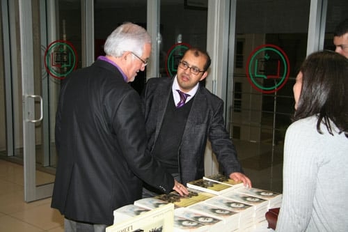 Av. Münir Göker Kitaplarını İmzaladı
 - 24