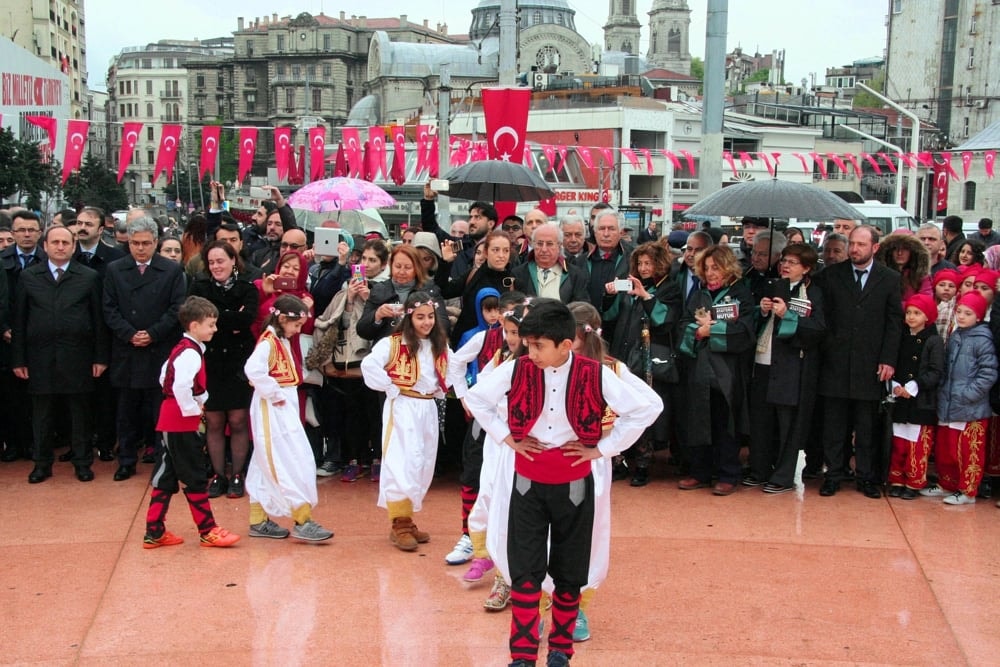 İstanbul Barosu, 23 Nisan Ulusal Egemenlik ve Çocuk Bayramında Taksim Cumhuriyet Anıtındaydı - 30