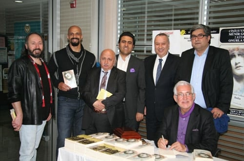 Av. Münir Göker Kitaplarını İmzaladı
 - 8