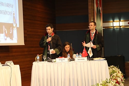 Türkiye Kurgusal Duruşma Yarışması Finalinde 
Kars Barosu Birinci, İstanbul Barosu İkinci, Antalya Barosu Üçüncü Oldu - 3