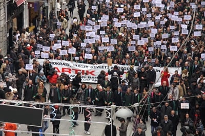 İstanbul Barosu Avukatları Ve Hukukçu Akademisyenler

Demokrasi, Hukuk Devleti Ve Özgürlükler İçin Yürüdü

