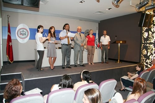 İngilizce Derslerini Tamamlayan
Katılımcılara Belgeleri Verildi - 22