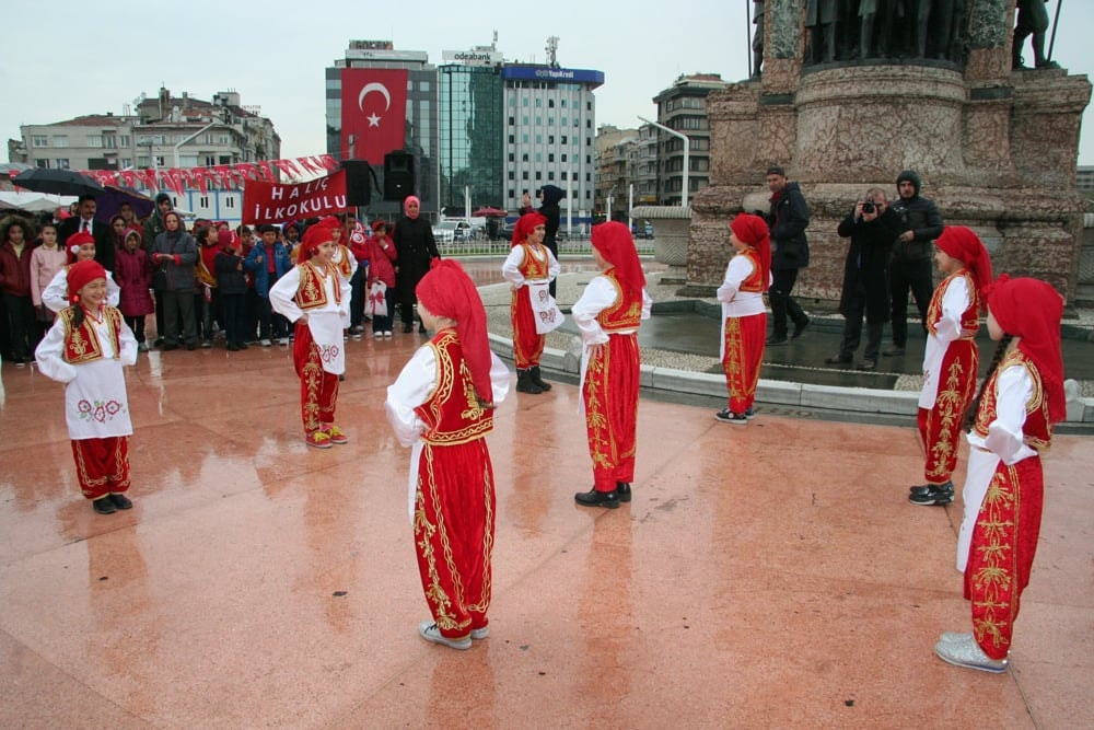 İstanbul Barosu, 23 Nisan Ulusal Egemenlik ve Çocuk Bayramında Taksim Cumhuriyet Anıtındaydı - 9