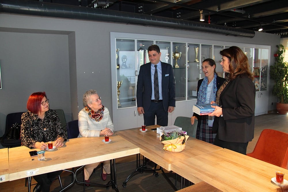 Çağdaş Yaşamı Destekleme Derneği’nden Başkanımız Av. Filiz Saraç’a Ziyaret - 1