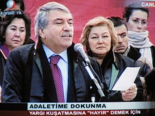 Yargıyı Siyasallaştırma Girişimine
Toplumsal Tepki  - 14