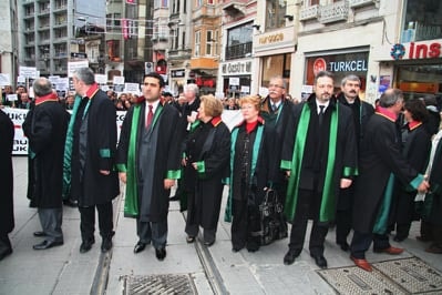 İstanbul Barosu Avukatları Ve Hukukçu Akademisyenler

Demokrasi, Hukuk Devleti Ve Özgürlükler İçin Yürüdü

 - 19
