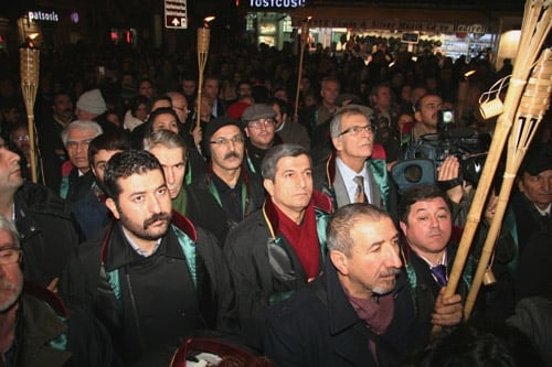 Avukata, Savunmaya Barolara Yapılan Saldırılar Düzenlenen Yürüyüşle Protesto Edildi

 - 26