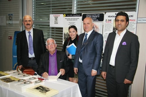 Av. Münir Göker Kitaplarını İmzaladı
 - 6