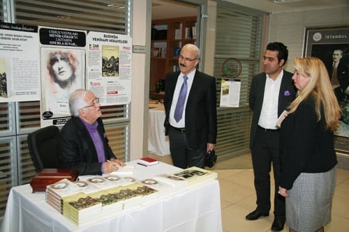 Av. Münir Göker Kitaplarını İmzaladı
 - 10