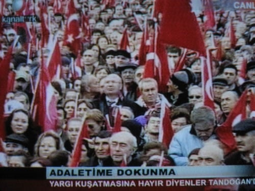 Yargıyı Siyasallaştırma Girişimine
Toplumsal Tepki  - 12