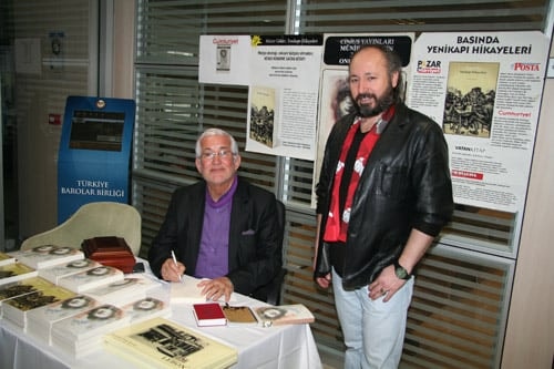 Av. Münir Göker Kitaplarını İmzaladı
 - 19