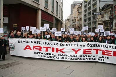 İstanbul Barosu Avukatları Ve Hukukçu Akademisyenler

Demokrasi, Hukuk Devleti Ve Özgürlükler İçin Yürüdü

 - 16