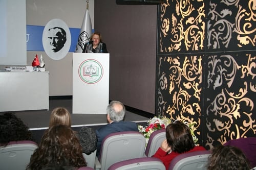 Türkiye Kadın Sorununu Çözerek Çağdaşlaşır
