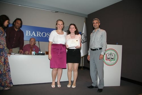 25. Dönem Hukuk İngilizcesi Ve Terminolojisi Derslerini Tamamlayanlara Katılım Belgeleri Verildi
 - 18