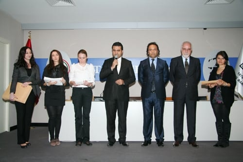 21. Dönem Hukuk İngilizcesi Ve Terminolojisi Derslerini Tamamlayanlara Katılım Belgeleri Verildi
 - 2