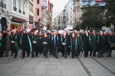 İstanbul Barosu Avukatları Ve Hukukçu Akademisyenler

Demokrasi, Hukuk Devleti Ve Özgürlükler İçin Yürüdü

 - 43